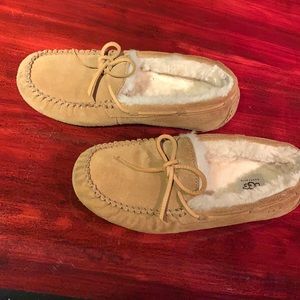 Ugg moccasins tan men’s 9 fits women’s 10.5-11